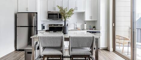 Réfrigérateur, tables à manger