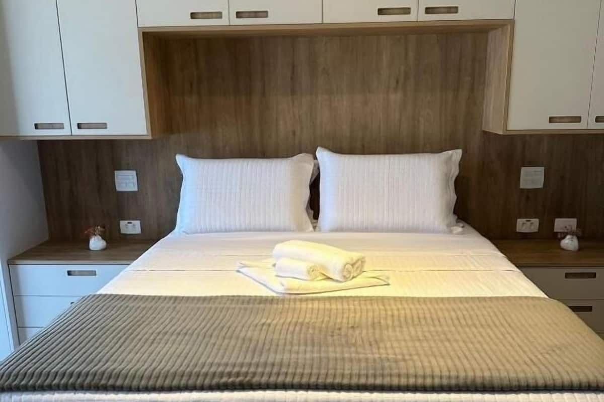 Suite – comfort, sjøutsikt | Sengetøy av topp kvalitet, wi-fi (inkludert) og sengetøy
