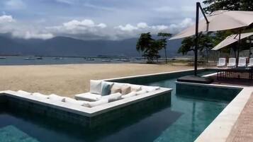 Suite Deluks, pemandangan laut | Kolam renang | Kolam renang outdoor