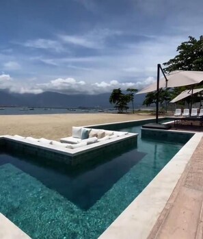 Deluxe Suite, Sea View | Pool | Outdoor pool - Ágape Suítes e Apartamentos (São Sebastião)