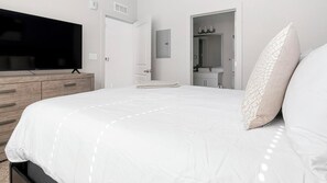 Desk, iron/ironing board, WiFi, bed sheets - Landing | Stylish 1BD, Gym (Fort Myers)