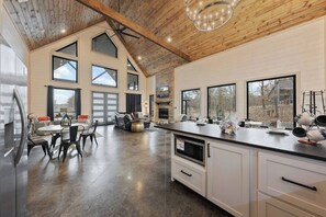 Fridge, microwave, oven, stovetop - H20 Bungalow W/ Fish Pond, Hot Tub, Fire Pit (Broken Bow)
