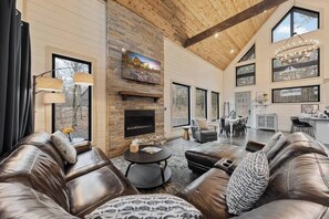 Smart TV, fireplace, books - H20 Bungalow W/ Fish Pond, Hot Tub, Fire Pit (Broken Bow)