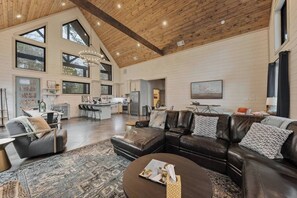 Smart TV, fireplace, books - H20 Bungalow W/ Fish Pond, Hot Tub, Fire Pit (Broken Bow)