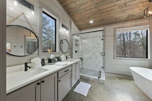 Shower, towels - Rowdy Creek Pines Retreat & Hot Tub (Broken Bow)