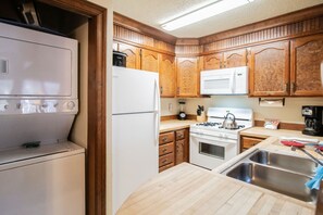 Fridge, microwave, oven, stovetop - 1-Bed Loft Condo w/ Full Kitchen + Hot Tub Access (Steamboat Springs)