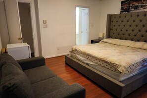 Room - Perfect 3-bedroom house with fully fenced in backyard. (Charlotte)