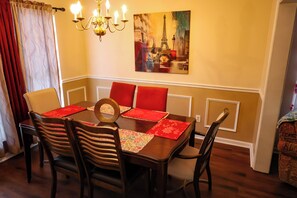 Dining - Perfect 3-bedroom house with fully fenced in backyard. (Charlotte)