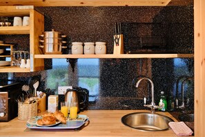 Fridge, microwave, oven, electric kettle - Demelza Shepherd's Hut (Praze-an-Beeble)