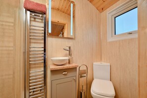 Shower, towels - Demelza Shepherd's Hut (Praze-an-Beeble)