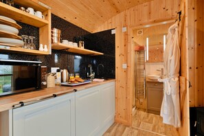 Fridge, microwave, oven, electric kettle - Demelza Shepherd's Hut (Praze-an-Beeble)