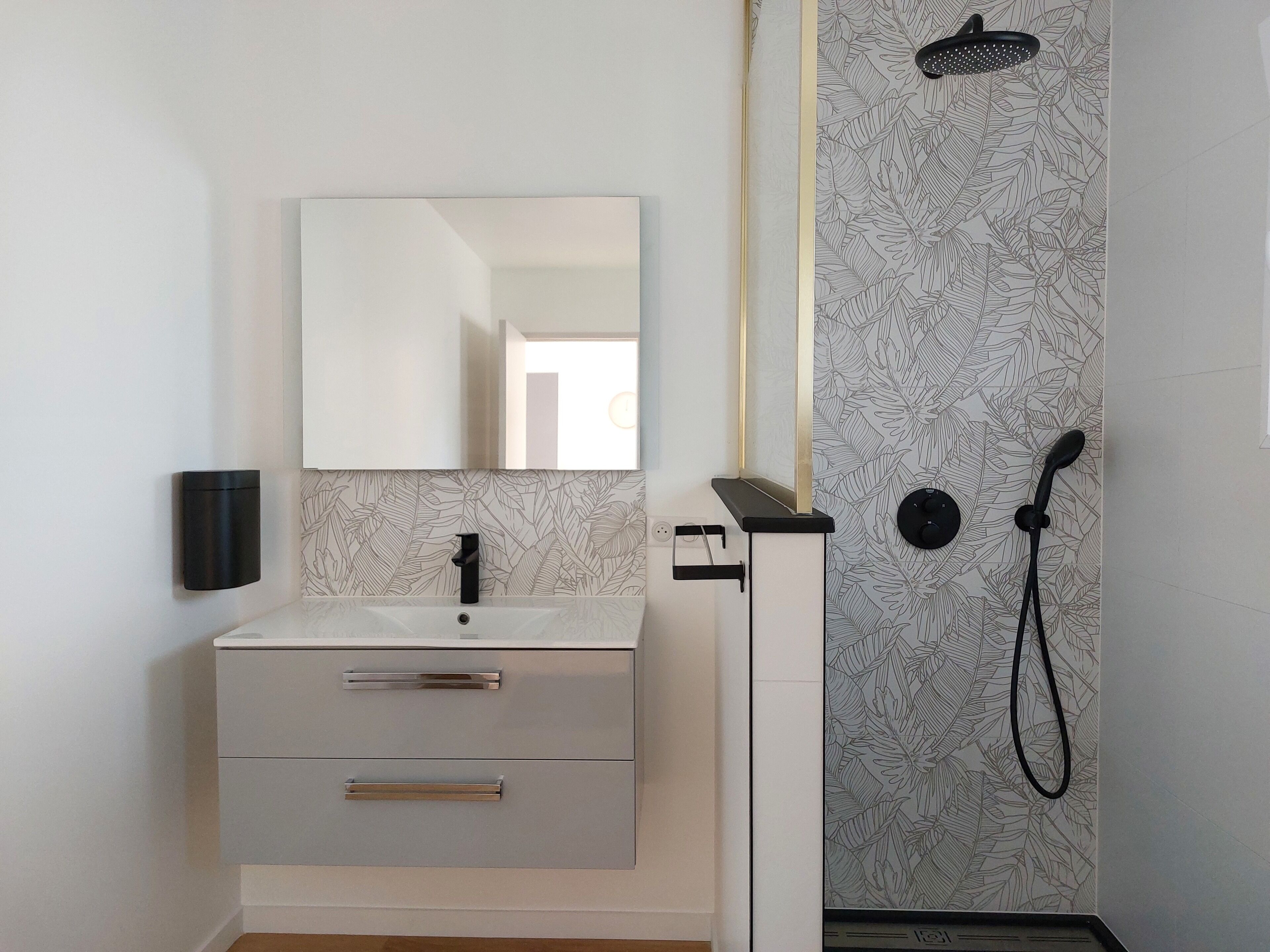 Douche, sèche-cheveux, serviettes fournies, papier toilette