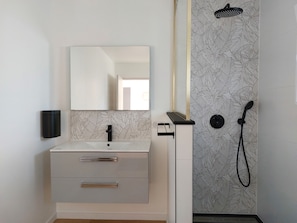 Dusche, Haartrockner, Handtücher, Toilettenpapier