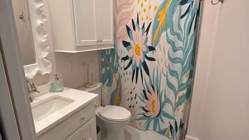 Een douche, een haardroger, handdoeken, zeep