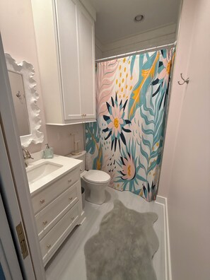 Een douche, een haardroger, handdoeken, zeep