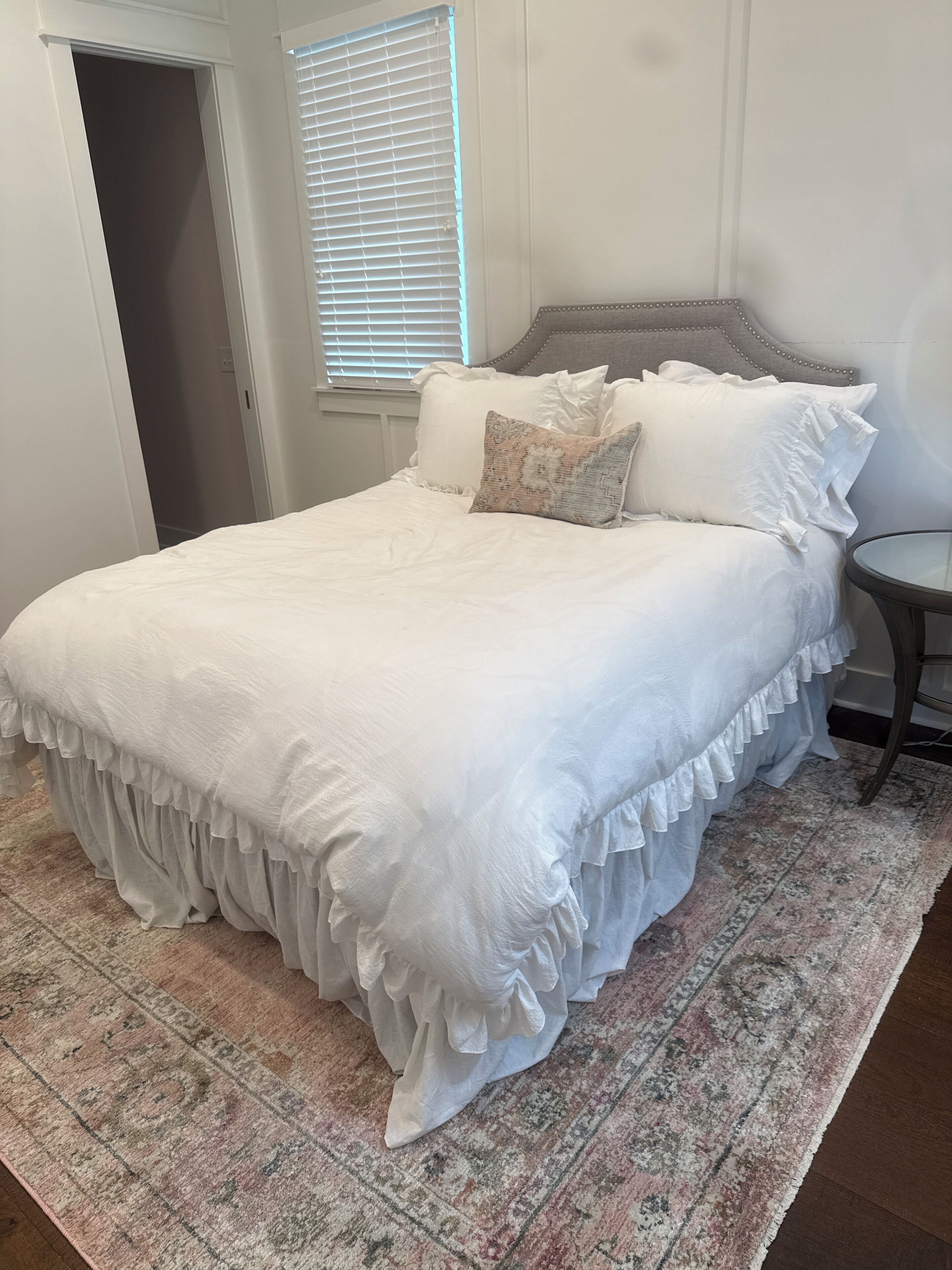 Een strijkplank/strijkijzer, wifi, beddengoed