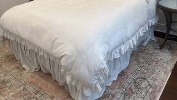 Een strijkplank/strijkijzer, wifi, beddengoed