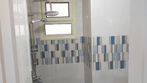 Un piccolo bagno privato con la tazza del water alla destra.