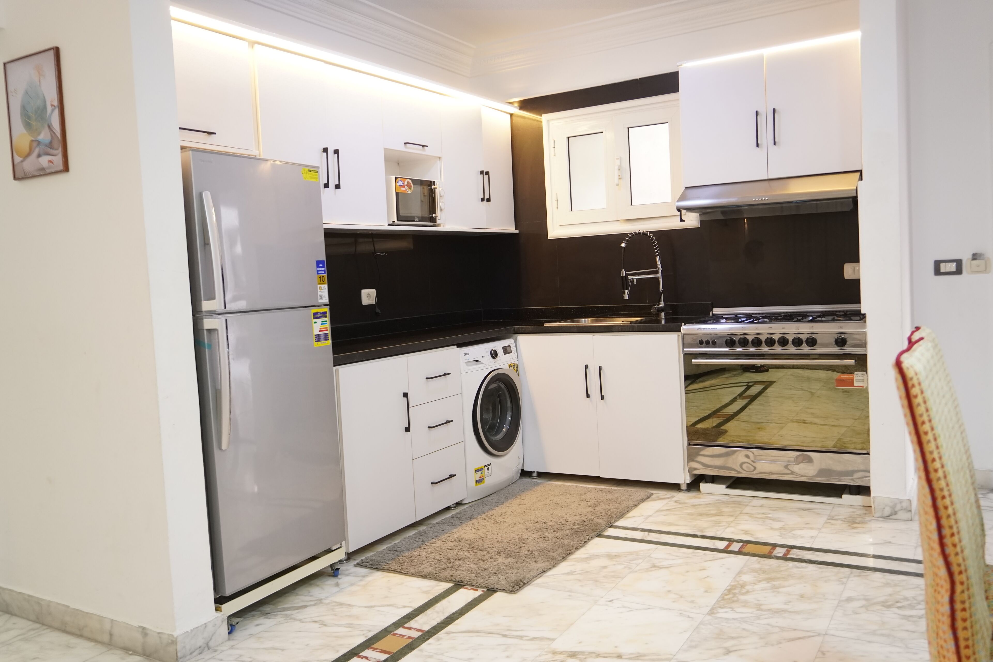 Réfrigérateur, micro-ondes, four, plaque de cuisson