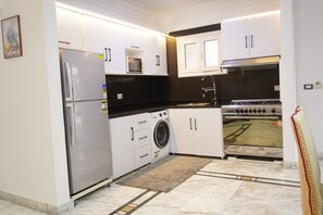 Réfrigérateur, micro-ondes, four, plaque de cuisson