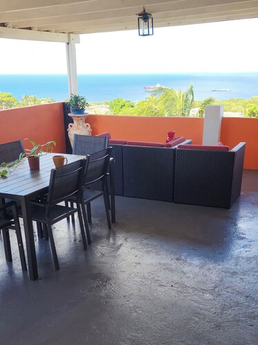 Spacious 2-bedroom apartment in Sint Eustatius with beautiful sunset views