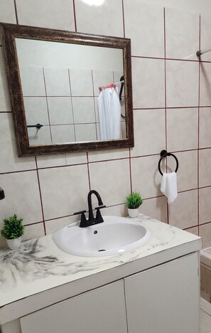 Suihku, pyyhkeet, saippua, vessapaperi