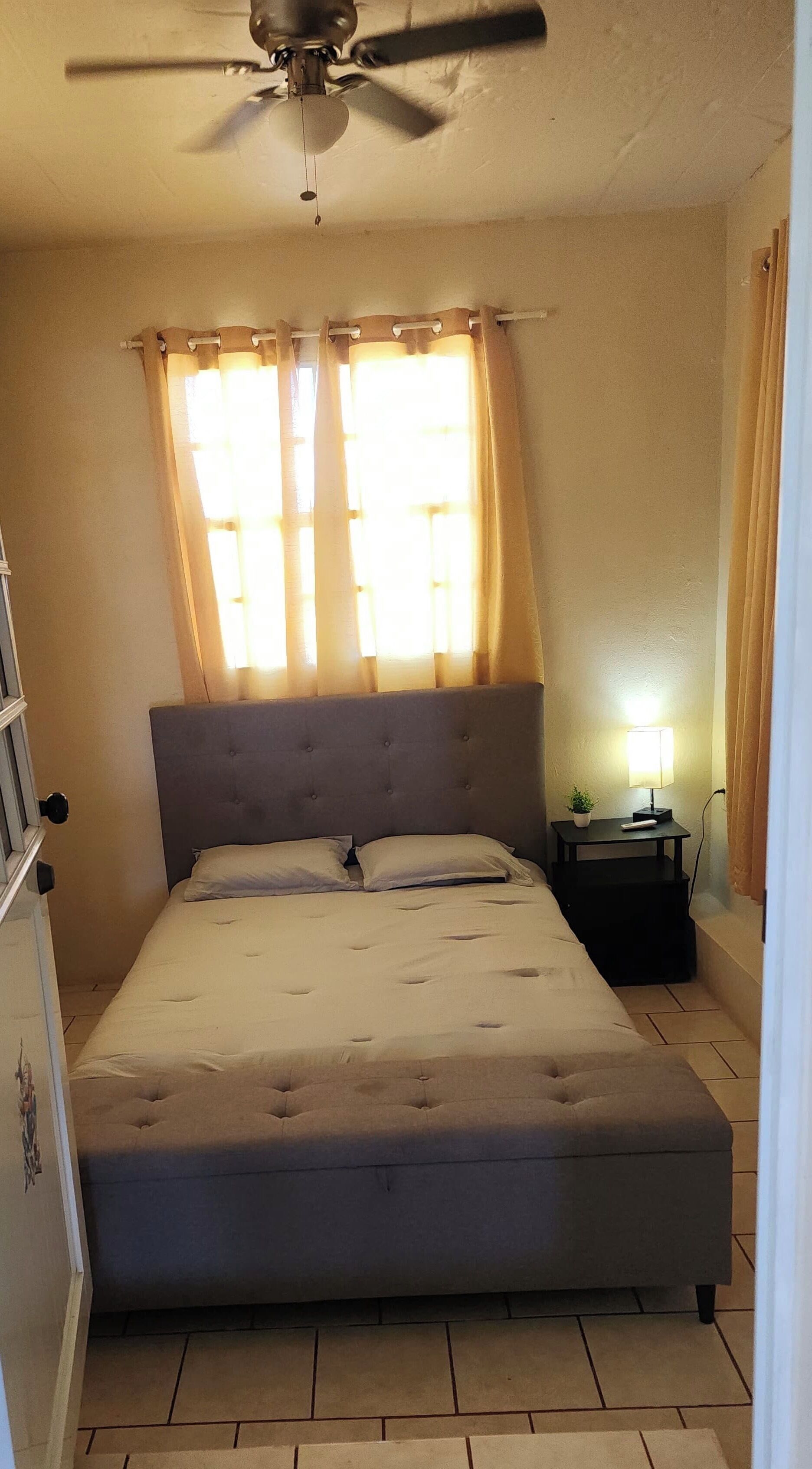 Silitysrauta/-lauta, Wi-Fi, vuodevaatteet