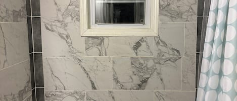 Een haardroger, handdoeken, zeep, shampoo