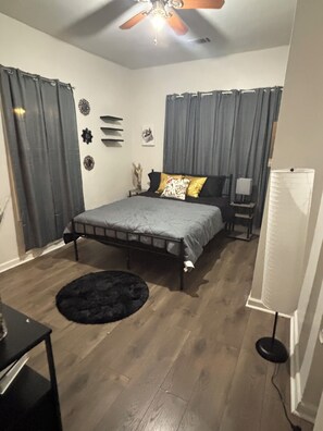 4 bedrooms, iron/ironing board, free WiFi, bed sheets - Westside Family home and small dog friendly in Atlanta. (Atlanta)