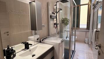 Douche, sĂšche-cheveux, bidet, serviettes fournies