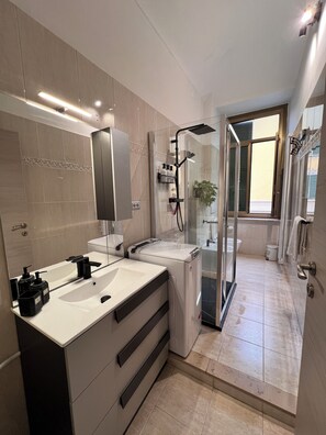 Douche, sèche-cheveux, bidet, serviettes fournies