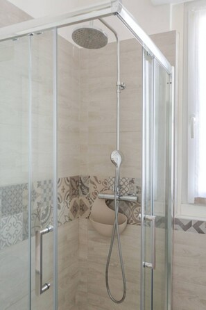 Shower, hair dryer, bidet, towels - Bnbest Arco Chic 2 pax (Milano)