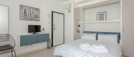 Iron/ironing board, free WiFi, bed sheets