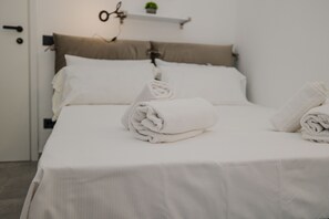 Free WiFi, bed sheets - Bnbest Marco D'Agrate apartment 2 pax (Milano)