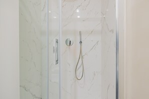 Shower, hair dryer, bidet, towels - Bnbest Design Isola 4 pax (Milano)