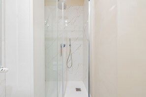 Regadera, secadora de cabello, bidet, toallas 
