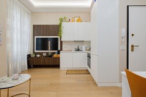 Refrigerador, horno, lavavajillas y cafetera y tetera 