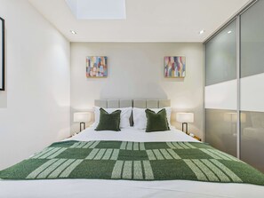 1 bedroom, desk, iron/ironing board, travel cot - Chic and Modern Camden Town Apartment (Greater London)