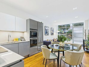 Fridge, microwave, oven, stovetop - Chic and Modern Camden Town Apartment (Greater London)