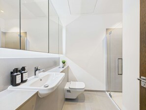 Douche, sèche-cheveux, serviettes fournies