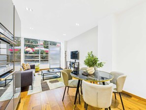 Interior - Chic and Modern Camden Town Apartment (Greater London)