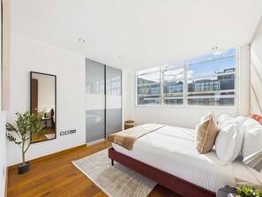 2 Schlafzimmer, Schreibtisch, Bügeleisen/Bügelbrett, Reisekinderbett