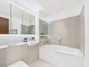 Shower, hair dryer, towels, shampoo - Light-filled Camden Town Balcony Apartment (Greater London)