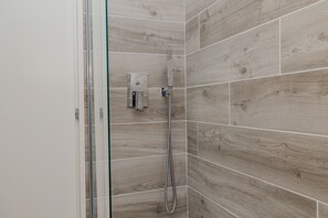 Shower, hair dryer, bidet, towels - Bnbest Darsena Apartment 4 pax (Milano)