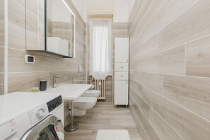 Shower, hair dryer, bidet, towels - Bnbest Darsena Apartment 4 pax (Milano)