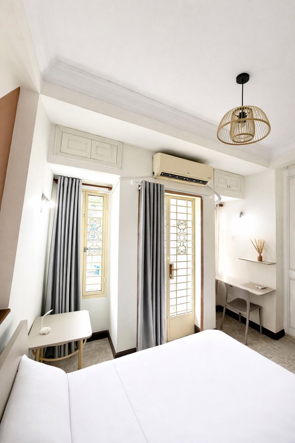 Studio, vue ville | Bureau, espace de travail pour ordinateur portable, rideaux occultants