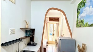 Una cocina compacta con fregadero, cocina y un pequeño comedor.