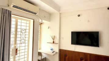 Studio, vue ville | Bureau, espace de travail pour ordinateur portable, rideaux occultants