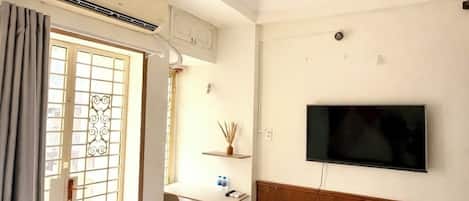 Studio, City View | Desk, laptop workspace, blackout drapes, free WiFi