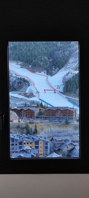 A view of a ski resort with a marked ski slope, a hotel named 'Hotel Nordic', and surrounding buildings. - Apartment with views in El Tarter (El Tarter)